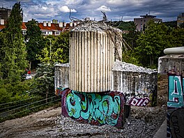 Zchátralé okolí Barrandovského mostu. (23. �ervence 2026)