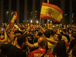 �pan�lé v Barcelon� slaví vít�zství národního týmu ve fotbalovém mistrovství...