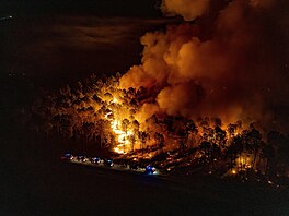 Letecký pohled na zásahová vozidla v blízkosti lesního po�áru v Lege-Cap-Ferret...