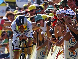 SUVERÉNNÍ VÍT�ZSTVÍ. Remco Evenepoel z týmu Red Bull-Bora dojí�dí do cíle 16....