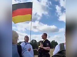 Policie vykázala mu�e s n�meckou vlajkou z prostor p�ed �í�ským sn�mem
