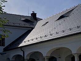 Velkou prom�nou pro�ly st�echy v�ech objekt�. P�vodní nevyhovující krovy...