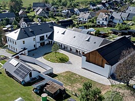 Rychtu v Dlouhomilov� tvo�í zd�ná cihlová podsklepená patrová stavba s...