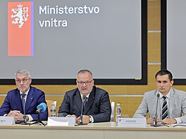 Minist�i vnitra Lubomír Metnar a dopravy Ivan Bednárik p�edstavili nová právní...