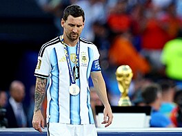 Zklamaný argentinský kapitán Lionel Messi po porá�ce se �pan�lskem.