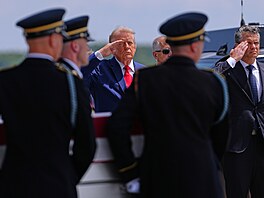 Prezident Donald Trump a ministr obrany Pete Hegseth se zú�astnili repatriace...