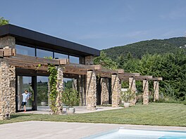 Kontinuální d�ev�ná pergola propojuje jednotlivé �ásti domu a vytvá�í p�irozené...