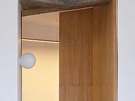 Umíst�ní zrcadel na nosném sloupu opticky odleh�uje masivní betonovou...
