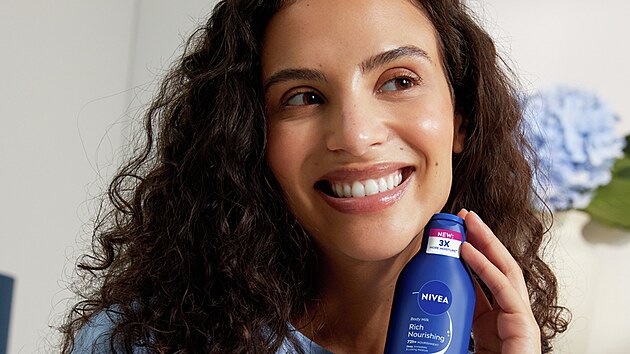 Vy�ivující t�lové mléko Nivea se stoprocentní kyselinou hyaluronovou dodá...