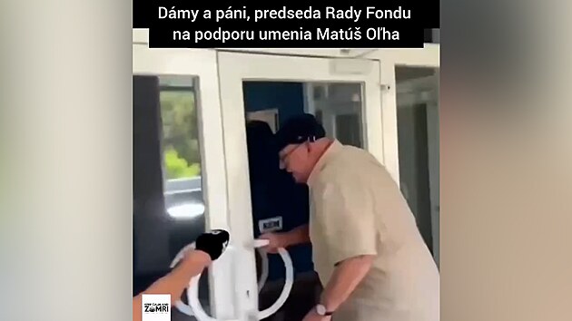 P�edseda fondu Matú� O�ha utekl p�ed noviná�i