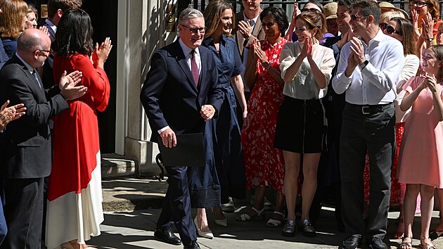 Keir Starmer opou�t� Downing Street. (20. �ervence 2026)
