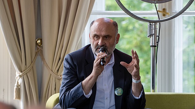 Roman Tvrzník �ije tak trochu z extrému do extrému. V práci organizuje sb�r milion� kus� spot�ebi��, ale v soukromí utíká do míst, kde mu sta�í jen batoh na zádech. 