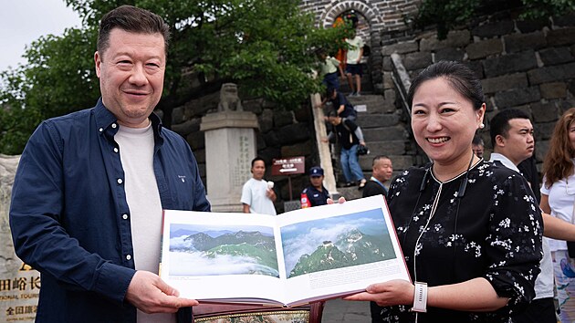 P�ed n�vratem do �eska si Tomio Okamura prohl�dl Velkou ��nskou ze�. (24. �ervence 2026)