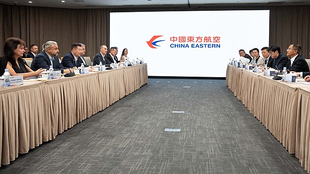N�v�t�va p�edsedy Poslaneck� sn�movny Tomia Okamury v ��n� pokra�uje druh�m dnem. Zav�tal do leteck� spole�nosti China Eastern. (21. �ervence 2026)
