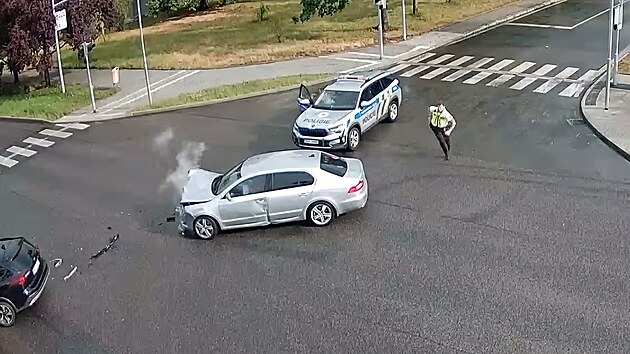 Dojezdil. 52let� �idi� uj�d�l policist�m v Mlad� Boleslavi pod vlivem drog u� t�ikr�t. 1. �ervence v�ak naposledy, kdy� zavinil nehodu. Sv�m st��brn�m superbem naboural jin� auto a putoval do vazby.