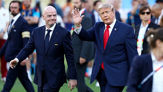 Americk� prezident Donald Trump p�ich�z� se ��fem FIFA Giannim Infantinem na...
