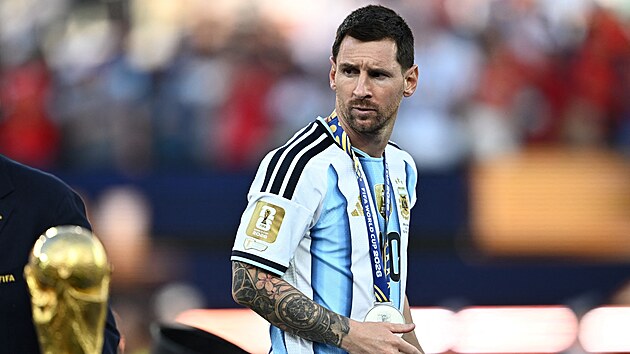 Lione Messi z Argentiny se st��brnou medail� z MS.