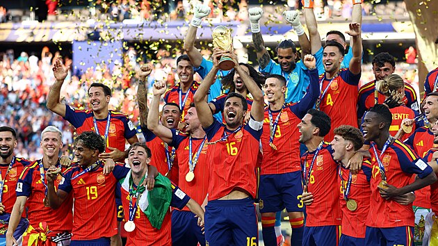 �pan�l�t� fotbalist� slav� s trofej� pro mistry sv�ta.