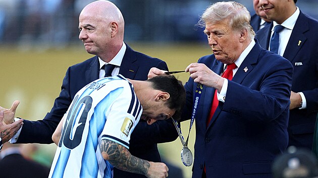 Lionel Messi z Argentiny dost�v� st��brnou medaili od americk�ho prezidenta Donalda Trumpa po fin�le MS.