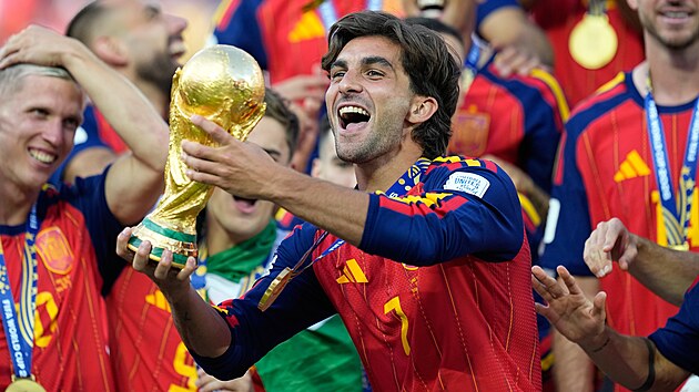 St�elec mistrovského gólu Ferran Torres ze �pan�lska si hý�ká trofej pro...