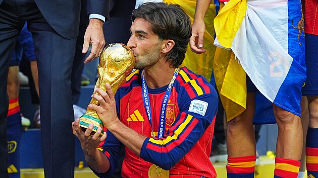 St�elec mistrovsk�ho g�lu Ferran Torres ze �pan�lska si h��k� trofej pro sv�tov� �ampiony.
