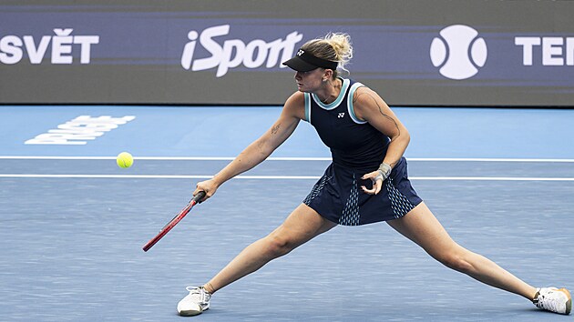 Lucie Havlíčková hraje bekhend v prvním kole Livesport Prague Open.