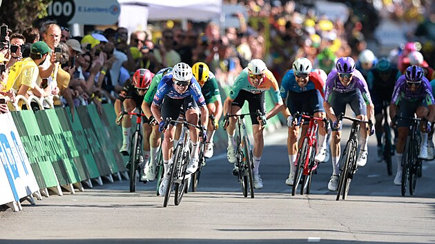 Jasper Philipsen vyu�il rozjezdu van der Poel a ovl�dl z�v�re�n� spurt sedmn�ct� etapy.