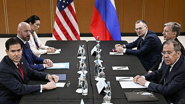 Americk� ministr zahrani�� Marco Rubio a jeho rusk� prot�j�ek Sergej Lavrov na spole�n�m jedn�n� v r�mci f�ra ASEAN (23. �ervence 2026)