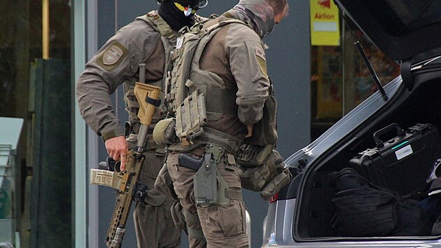Mu� patrn� p�epadl banku v bavorsk�m �ezn�, jeden rukojm� je podle policie zran�n a je ohro�en na �ivot�. Podle policie jsou v bance dal�� lid�. (23. �ervence 2026)
