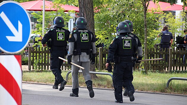 Mu� patrn� p�epadl banku v bavorsk�m �ezn�, jeden rukojm� je podle policie zran�n a je ohro�en na �ivot�. Podle policie jsou v bance dal�� lid�. (23. �ervence 2026)