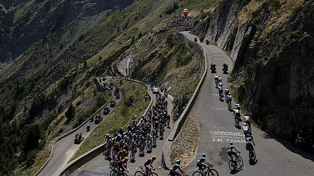 N�dhern� pohled na z�v�r stoup�n� k vrcholu Col du Noyer v 19. etap� Tour de France v pod�n� pelotonu