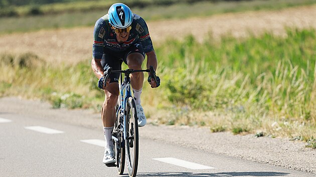 Belgick� cyklista Jasper Stuyven (Quick-Step) chyt�e za�to�il v z�v�ru 17. etapy Tour de France a k fini�i se v bolestech bl�� s�m.