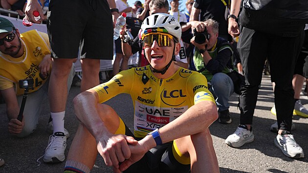 V�t�z 19. etapy a l�dr Tour de France v c�li, Tadej Poga�ar (UAE) se vyd�ch�v�.