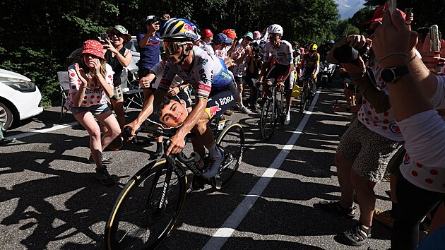 Belgick� cyklista Remco Evenepoel (Bora) ve stoup�n� na Alpe d�Huez nezklamal, ze skupiny favorit� v 19. etap� Tour de France dojel nejl�pe po Tadeji Poga�arovi.