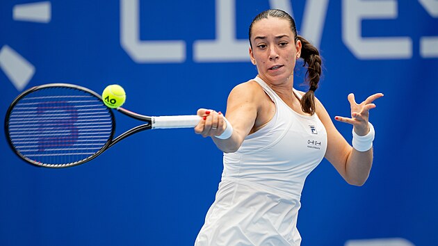 Tereza Valentov� hraje forhend v prvn�m kole Prague Open.