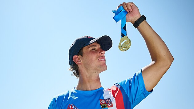 MISTROVSKÝ LESK. Jakub Krej�í se kochá svou zlatou medailí z mistrovství sv�ta.
