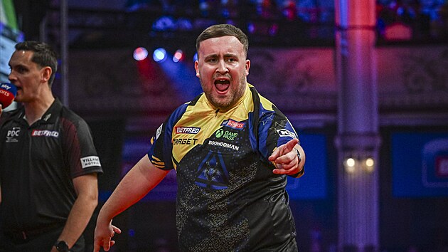Luke Littler se raduje b�hem finále World Matchplay proti Gerwynu Priceovi.