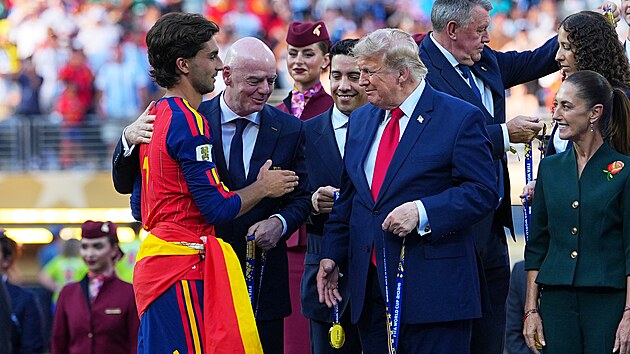 Gianni Infantino a Donald Trump p�ed�vaj� Ferranu Torresovi zlatou medaili.