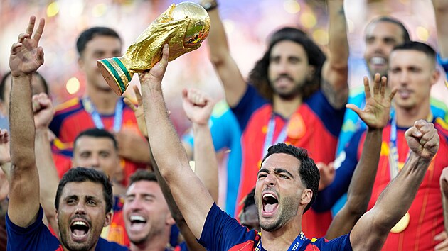 �pan�lsk� z�lo�n�k Mikel Merino s trofej� pro v�t�ze fotbalov�ho mistrovstv� sv�ta.