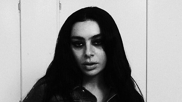 RECENZE: Nic nás nezachrání. Charli xcx se na novém albu skrývá i obnažuje