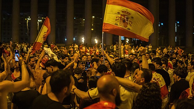 �pan�l� v Barcelon� slav� v�t�zstv� n�rodn�ho t�mu ve fotbalov�m mistrovstv� sv�ta. (20. �ervence 2026)