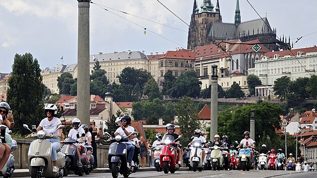 PragoVespa #14 � �trn�ct� ro�n�k srazu p��znivc� legend�rn�ch italsk�ch sk�tr� zna�ky Vespa