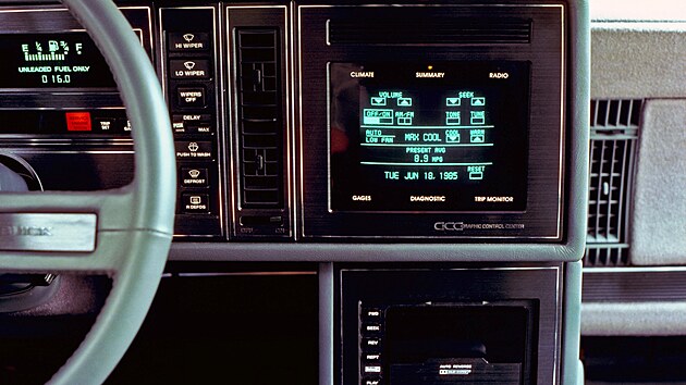 Buick Riviera z roku 1986 jako prvn� s�riov� auto na sv�t� nab�zel p�elomovou dotykovou obrazovku, a to dokonce p��mo v z�kladn� v�bav�.