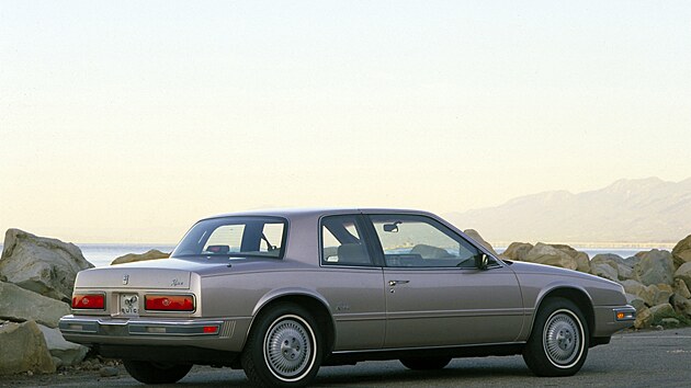 Ne� v roce 1986 vstoupila �est� generace Buicku Riviera s motorem 3,8 l V6 a p�edn�m pohonem do prodeje, vyrobilo GM ji� v roce 1984 testovac� s�rii 100 vozidel. Tyto prototypy dostali zap�j�eny prodejci a v�rn� klienti, aby v drsn�m ka�dodenn�m provozu d�kladn� prov��ili spolehlivost dotykov� elektroniky.