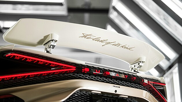 Posledn� Bugatti s motorem W16 opustilo tzv. Ateli�r v Molsheimu s n�pisem �Posledn� sv�ho druhu� naspod zadn�ho k��dla. �estn�ctiv�lcov� orchestr dohr�l, na sc�nu nastupuje hybridn� budoucnost.