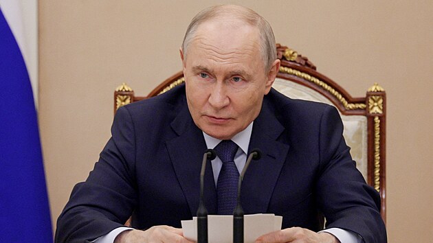 Rusk� prezident Vladimir Putin na sch�zi v�novan� ekonomick�m ot�zk�m v�etn� cen pohonn�ch hmot v Moskv� (22. �ervence 2026)