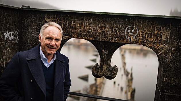 Americk� spisovatel Dan Brown se znovu objevil v Praze. Tentokr�t fanou�ky pozdravil ze Starom�stsk� mosteck� v�e. (27. �ervence 2026)