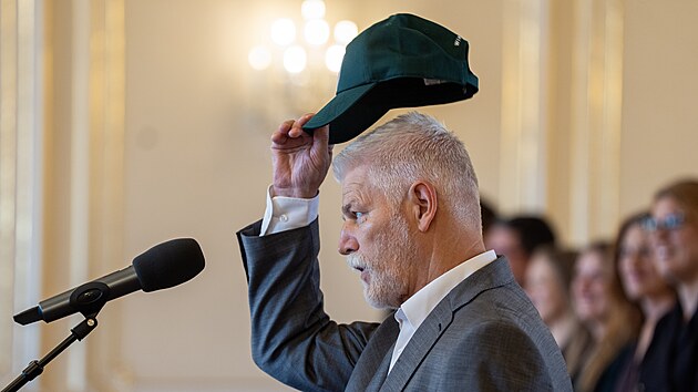 Prezident Petr Pavel p�ijal finalistky leto�n�ho Wimbledonu. Na setk�n� p�i�el v podepsan� k�iltovce, kterou mu daroval tren�r Lindy Noskov� Luk� Dlouh�.