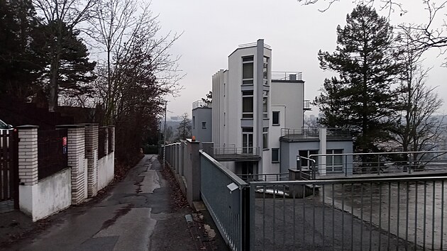 Barrandov v postrann�ch uli�k�ch. Chodn�k by zaslou�il opravu.