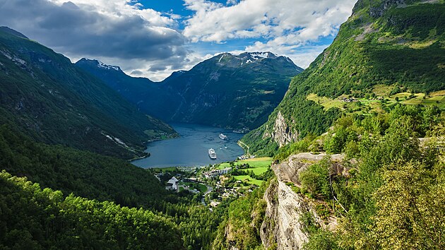 N�v�t�va norsk�ch fjord� pat�� mezi nejv�t�� l�kadla Skandin�vie. K nejzn�m�j��m pat�� Geirangerfjord, kter� n�v�t�vn�ky okouzluje strm�mi skaln�mi st�nami a ikonick�mi vodop�dy.